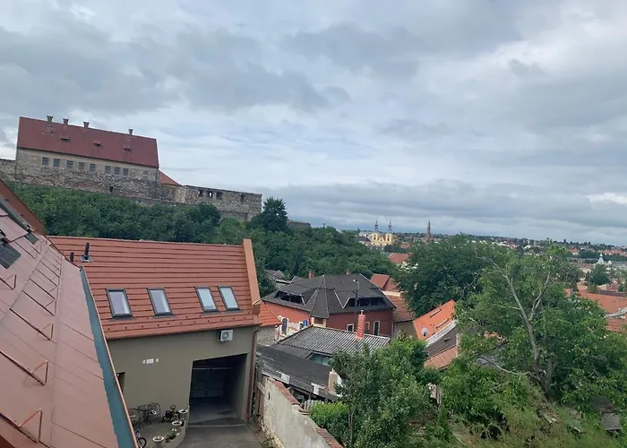 Castle Hill Premium * Eger